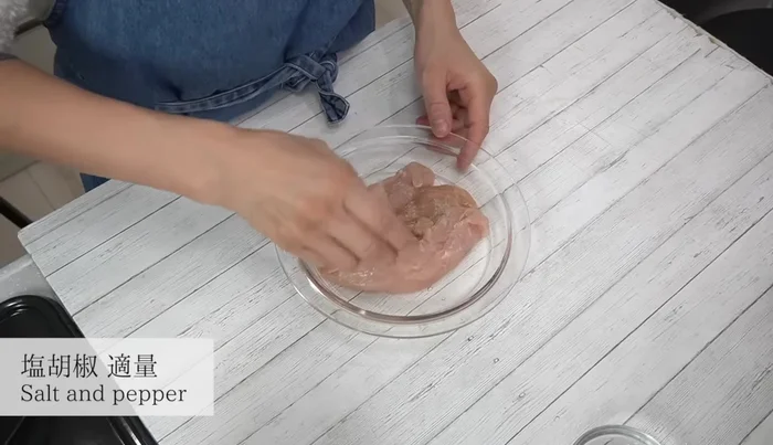 Season chicken with salt and pepper, pour sake over, and cover loosely with plastic wrap. Microwave at 600W for 1.5 minutes, flip, and microwave for another 1.5 minutes (132.76)