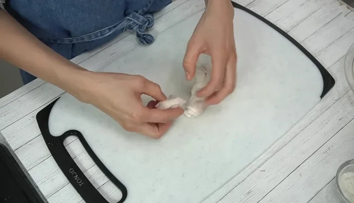 Roughly loosen the cooked chicken breast with your hands (272.6)
