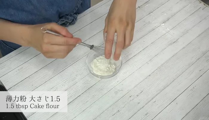 Mix cake flour and water to create a paste for sealing the spring rolls (284.919)