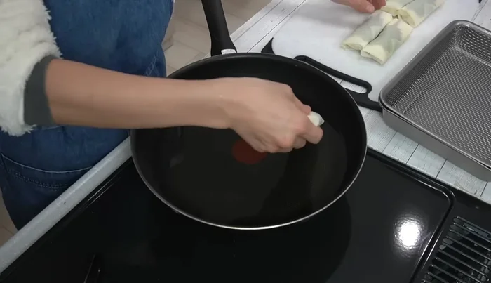 Deep-fry spring rolls for about 2 minutes per side, until golden brown and crispy (400.72)