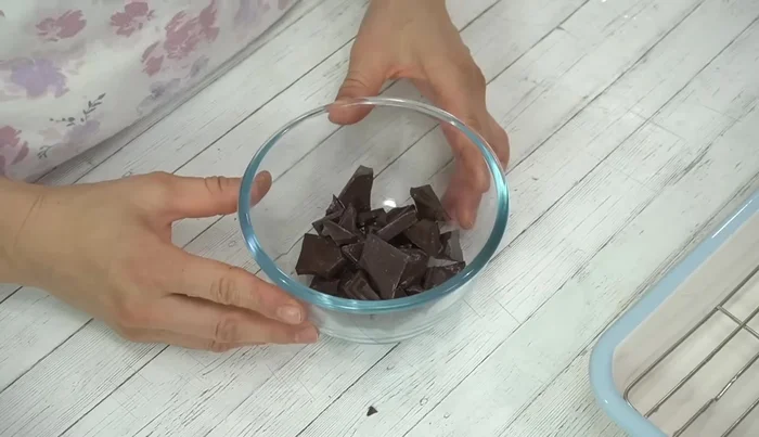 Melt chocolate in the microwave (600W, 1 minute, then 20 seconds if needed).