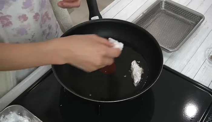 Deep-fry chicken wings skin-side down until golden brown and crispy (about 2 minutes).