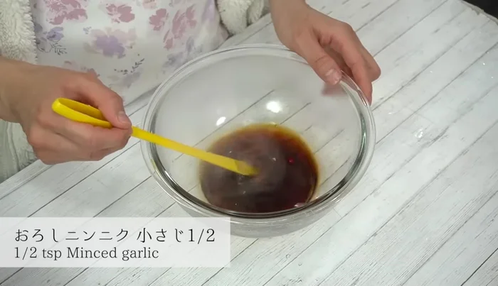 Add grated garlic and black pepper to the sauce. Mix well.