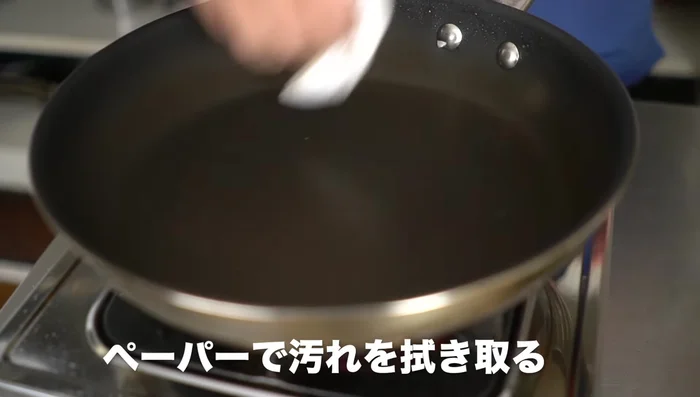 Wipe the frying pan and add oil. Add the mashed minced pork and stir-fry until flaky.