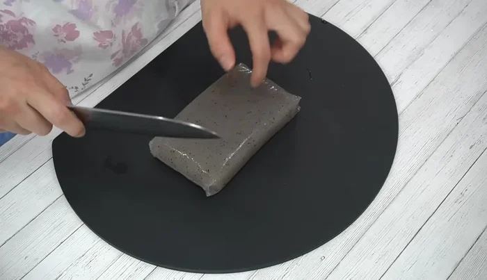 If your konnyaku needs to be de-glued, boil it in boiling water for about 2 minutes. (123.799) Otherwise, make shallow cuts on the surface of the konnyaku to help the flavor penetrate. (132.04)