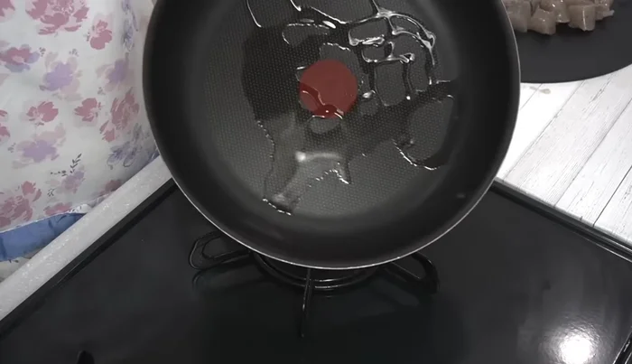 Heat salad oil in a frying pan over medium heat. (188.28)