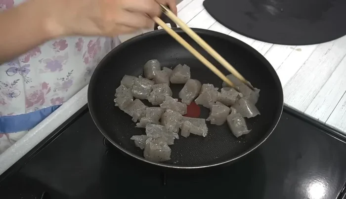 Fry the konnyaku for about 2 minutes to remove moisture. (219.08)