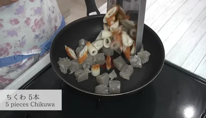 Add the chikuwa and stir-fry quickly. (229.959)