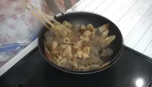 Sweet & Spicy Chikuwa and Konnyaku Stir-fry Recipe (Ready in 10 Minutes!)