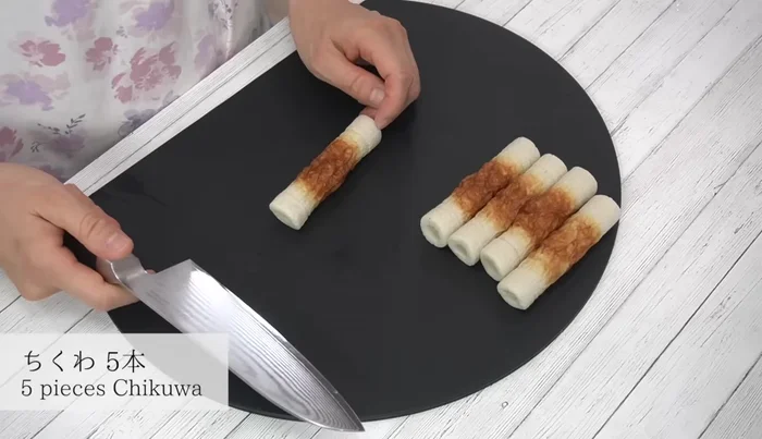 Cut the chikuwa diagonally into approximately 1cm thick slices. (89.52)