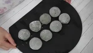 Easy Japanese Mugwort Mochi Recipe (Microwave)