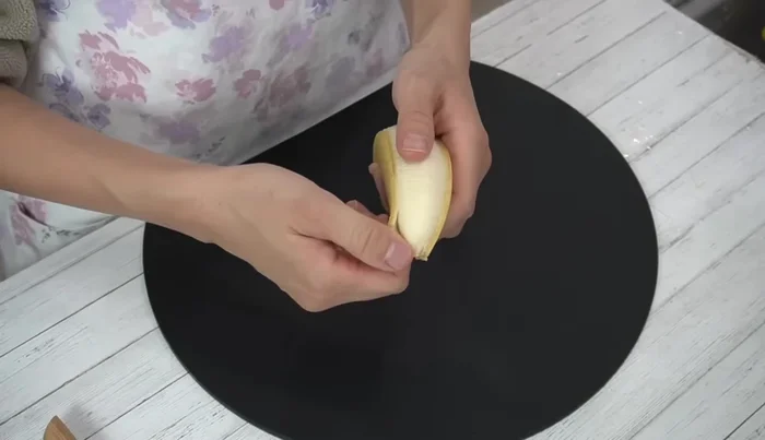 Cut the remaining banana into 1cm-wide pieces for topping.