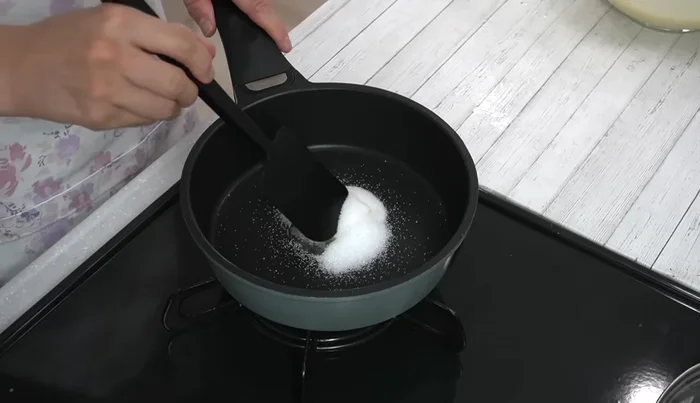 Melt butter and granulated sugar in the frying pan. Once melted, spread evenly and turn off the heat.
