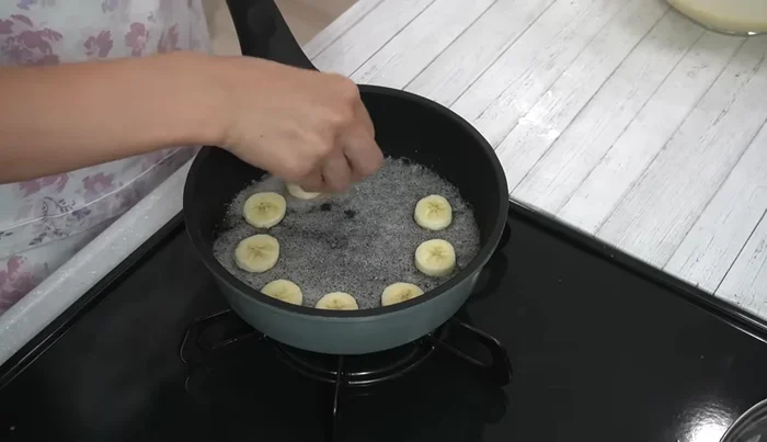 Arrange banana slices in the pan.