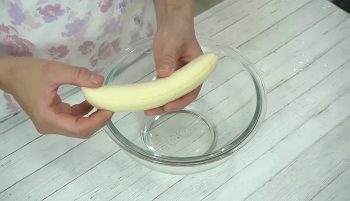 Peel and cut one banana (approx. 80g) into pieces. Place in a heat-resistant bowl, cover with plastic wrap and microwave at 600W for 1 minute.