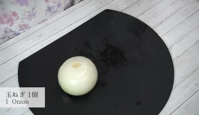 Cut the onion into 1cm wide rings. Remove the thin skin if necessary.
