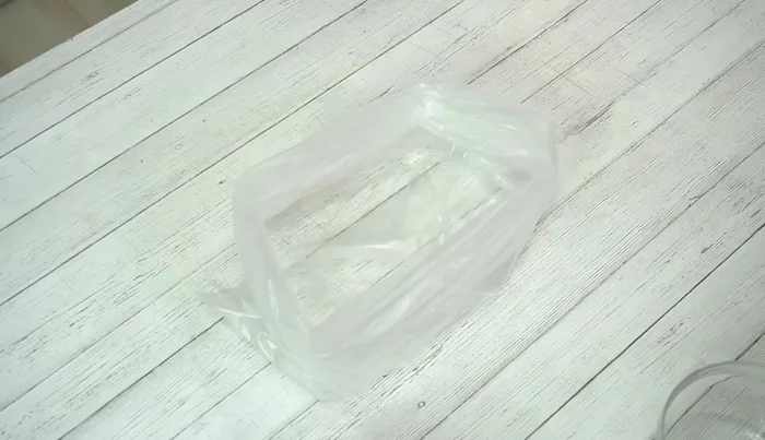 Place onion rings in a plastic bag. Add cake flour and coat thoroughly.