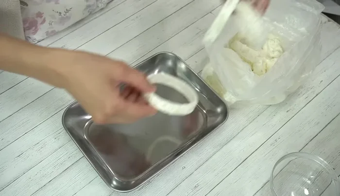 Remove onion rings from the bag, lightly pat off excess flour.