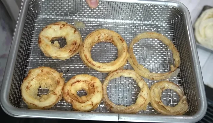 Remove onion rings and place on a plate to drain excess oil.