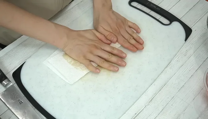 Wipe off excess oil from the fried tofu with paper towels and cut it into thin strips.