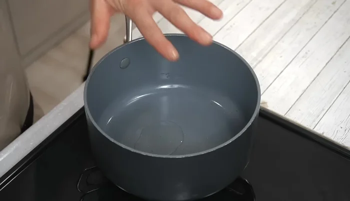 Lightly fry the carrots and fried tofu in a pan with medium heat for about a minute, until the carrots are slightly softened.