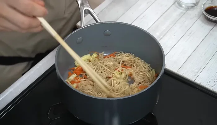 Add the kiriboshi daikon to the pan and mix well.