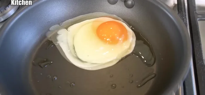 Heat sesame oil in a frying pan. Add eggs and cook, peeling off the yellow membrane for a firmer texture (optional).