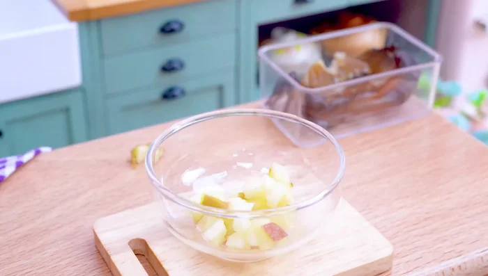 Prepare the crab sauce: Mix apple, garlic, ginger, green chili, bay leaf, and soy sauce.