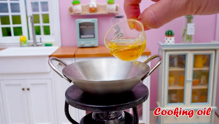 Add cooking oil and garlic to the pan and stir.