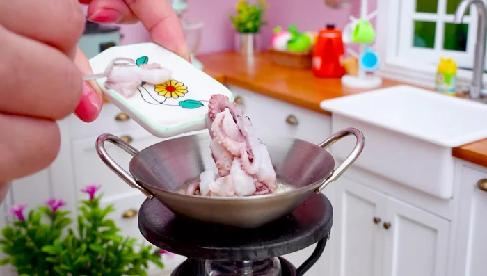 Add the boiled octopus to the pan and stir well.