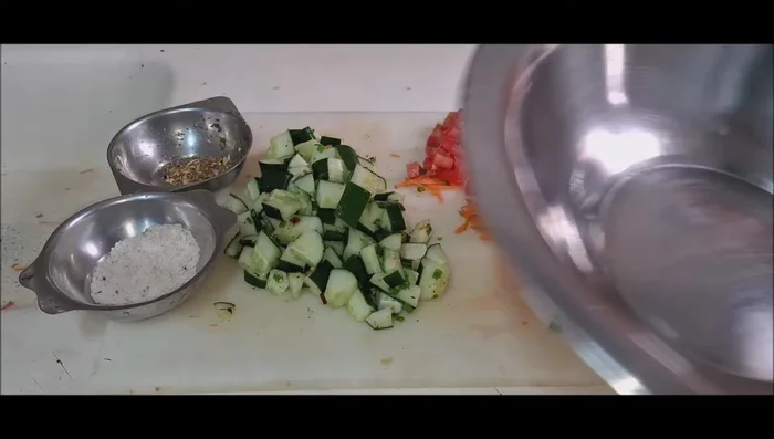 Combine cucumber, tomato, carrot, chives in a bowl.