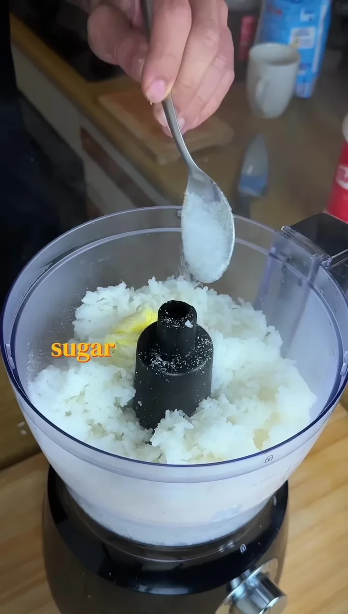 Beat butter with sugar and strawberry jam. If too loose, add rice flour.