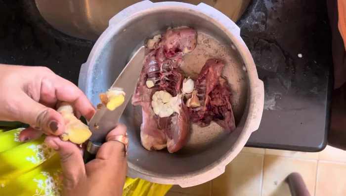 Cut and add ginger and garlic to the cooker.