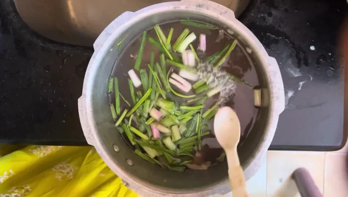 Cut and add onions, and add salt.