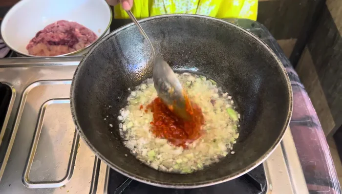 Make a paste of the chillies and set aside. Add the chilli paste to the kadai, adjusting to desired spiciness.