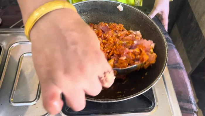 Make the boneless chicken into keema (minced meat).