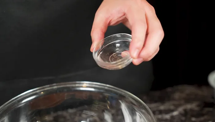 In a bowl, combine ground chicken, 1 tbsp soy sauce, 1/2 tbsp sake, and grated ginger. Mix well using a twisting motion to incorporate seasonings.