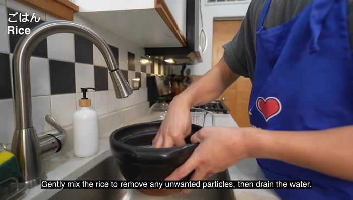 Wash Rice: Rinse rice 3 times with distilled water, then soak for 30-60 minutes (optional).