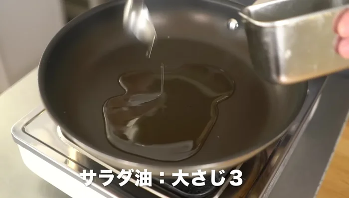 Heat the frying pan with a small amount (3 tablespoons) of oil.