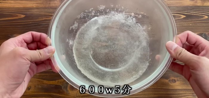 Microwave the mixture at 600W for 5 minutes, or until boiling. Make sure it boils properly; otherwise, it won't solidify.