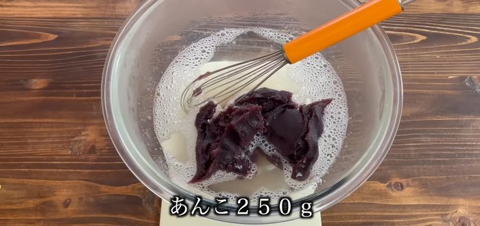 Add 250g of anko and a pinch of salt (optional). Mix quickly until the anko is dissolved.