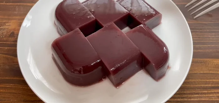 Remove the jelly from the container and cut into desired sizes.