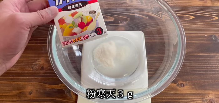 Combine 3g of powder and 300g of water in a microwave-safe bowl. Ensure the powder is fully dissolved.