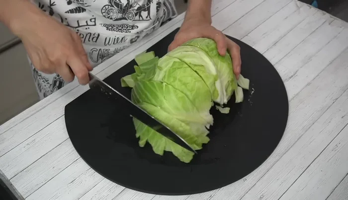 Cut the cabbage into roughly 2cm wide pieces. (124.84)