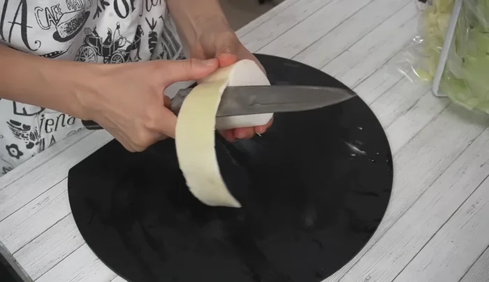 Peel, halve, and thinly slice the radish into 5mm wide pieces. (170.04)