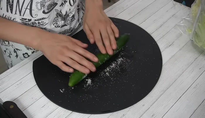 Cut the cucumber into rings (approx. 5mm wide) after sprinkling with salt to remove bumps and rinsing. (236.879)