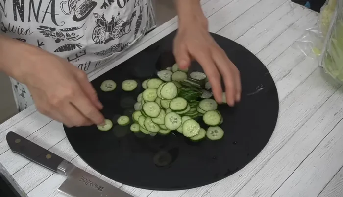 Add the cucumber to the zip bag. (274.639)
