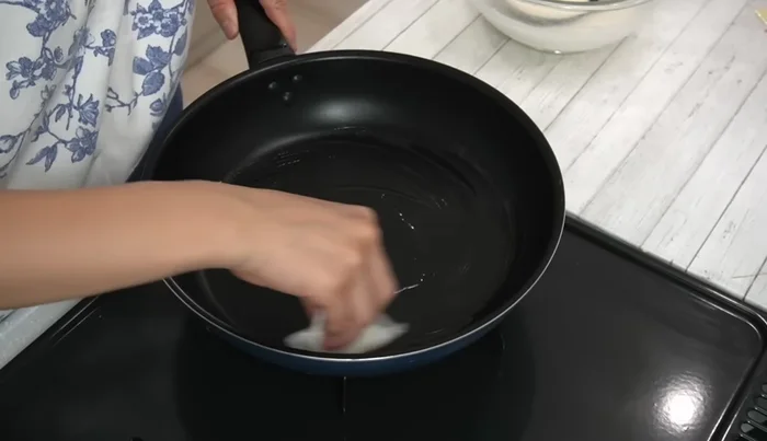 Prepare the pan: Place a paper towel on a 24cm frying pan and heat it over medium heat for about 2-3 minutes (230 seconds).