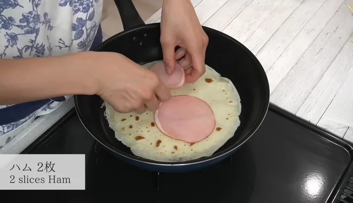 Add fillings: Place 2 overlapping slices of ham, leaving about 1cm space at the edges. Top with 2 slices of melted cheese.