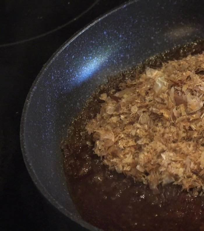 Add kombu and katsuobushi. Stir and cook at medium-low heat, stirring constantly with chopsticks for about 20 minutes. (101.06)